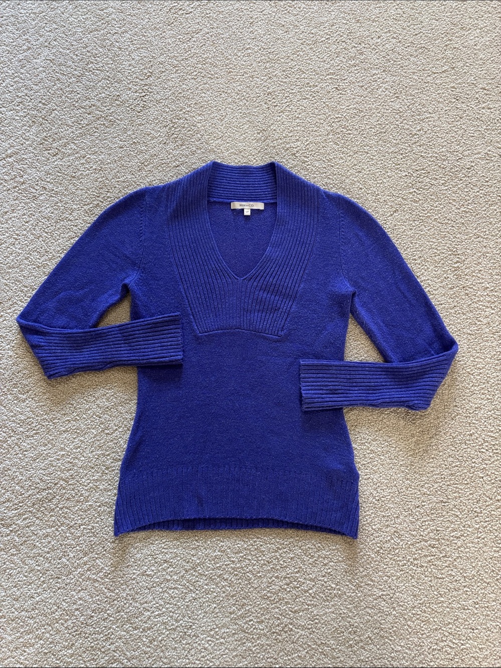 RW&CO. Purple V-Neck Ribbed Sweater - Women